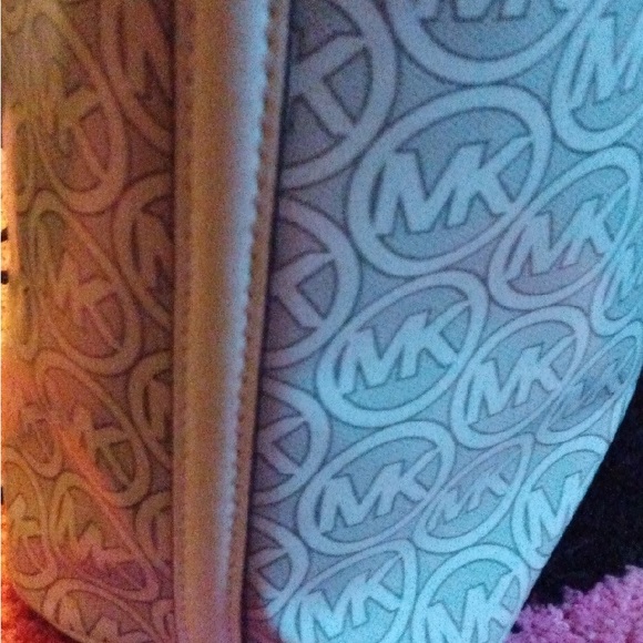 Micheal kors hand bag small new condition also comes with d bag - Picture 2 of 6